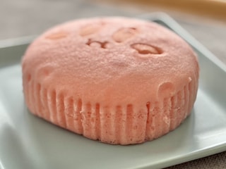 【ファミマ】にピンクのあいつがやってきた！インパクト大のパンを実食