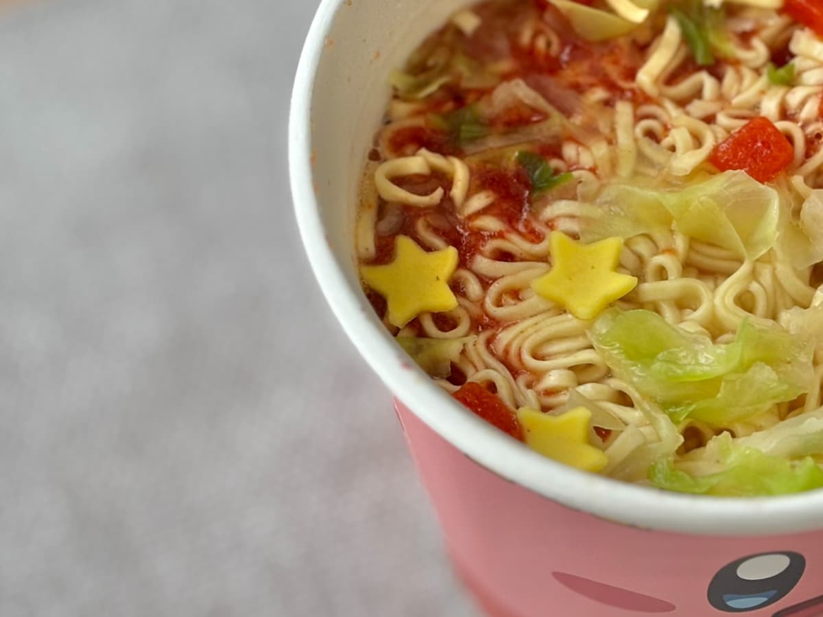 3店舗回ってようやく発見!【ファミマ】と人気キャラのコラボ麺の味は?