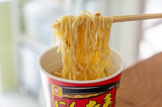 ガツンとにんにく！人気店監修の豚骨醤油カップ麺がローソンに登場