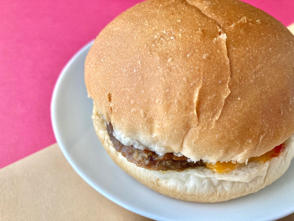 チーズとケチャップの主張が強い！【ファミマ】定番の味わいのチーズバーガー