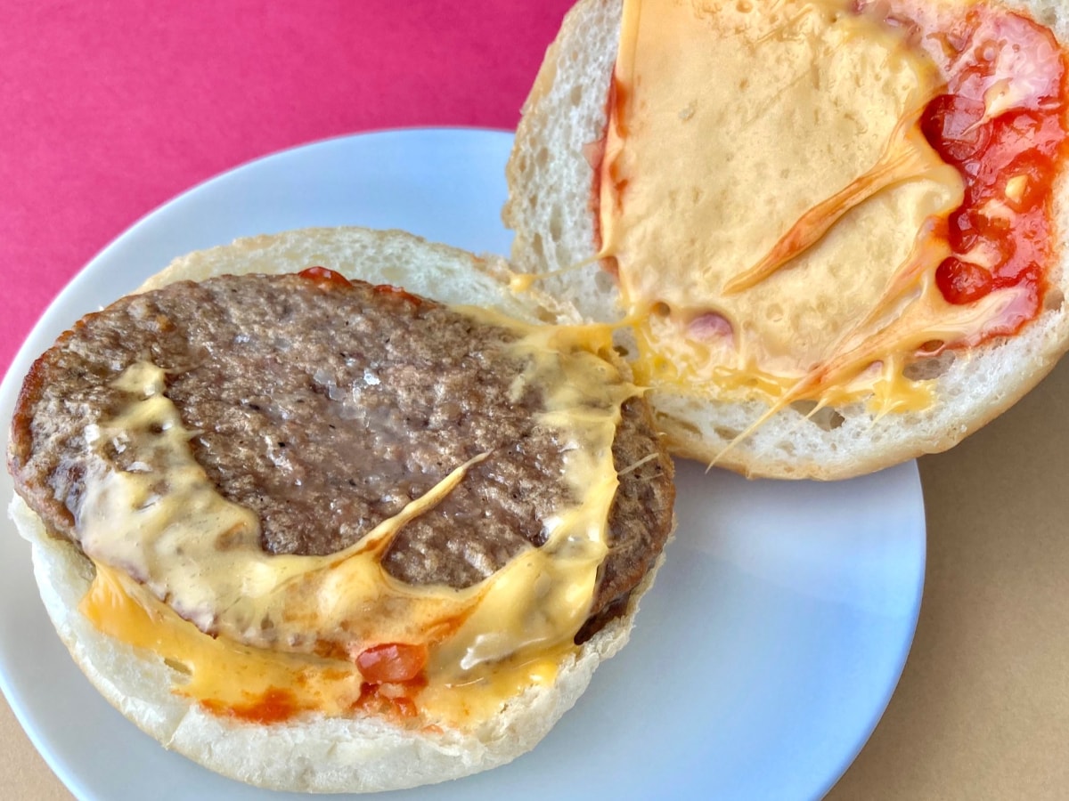 チーズとケチャップの主張が強い！【ファミマ】定番の味わいのチーズバーガー