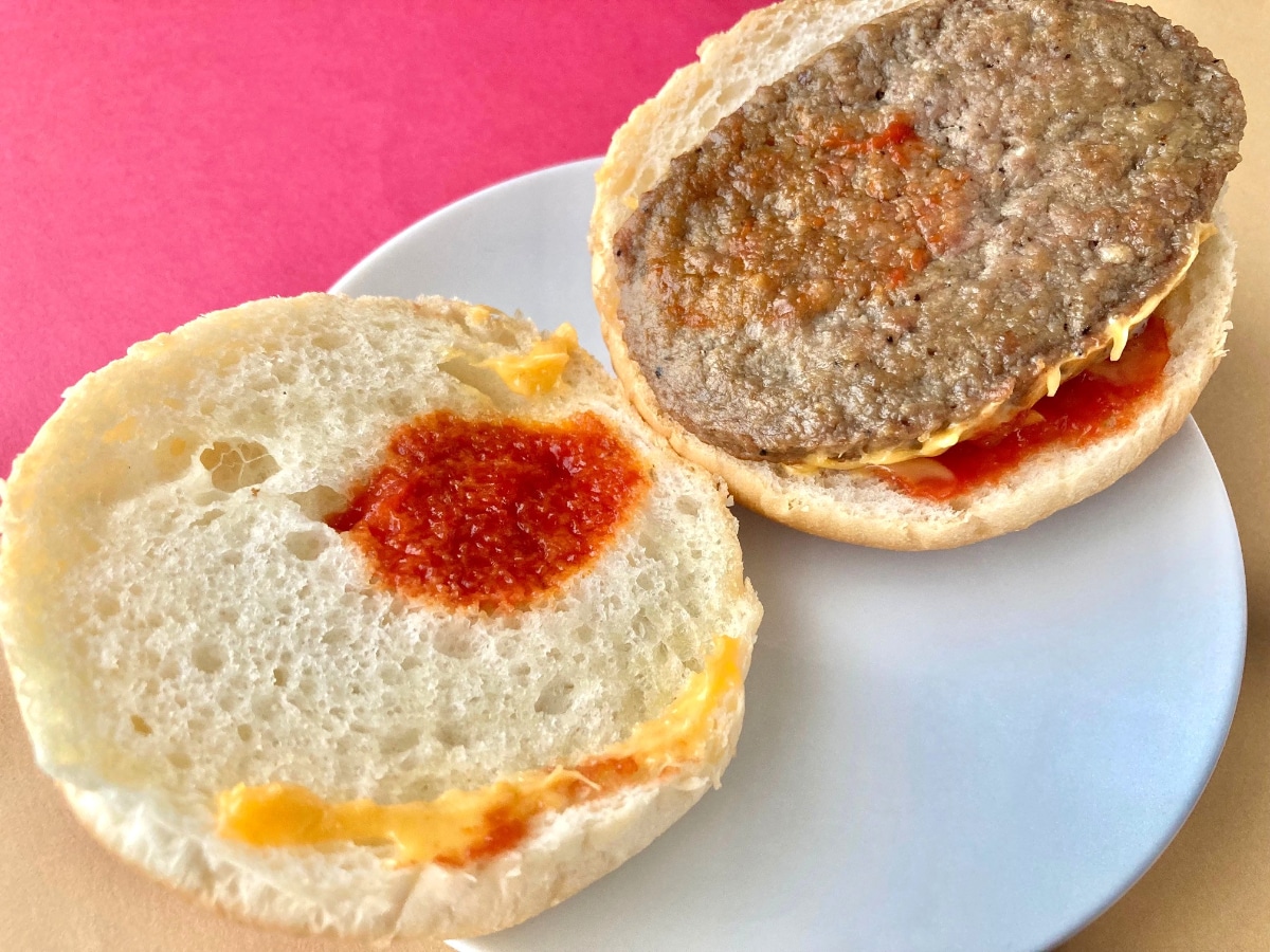チーズとケチャップの主張が強い！【ファミマ】定番の味わいのチーズバーガー
