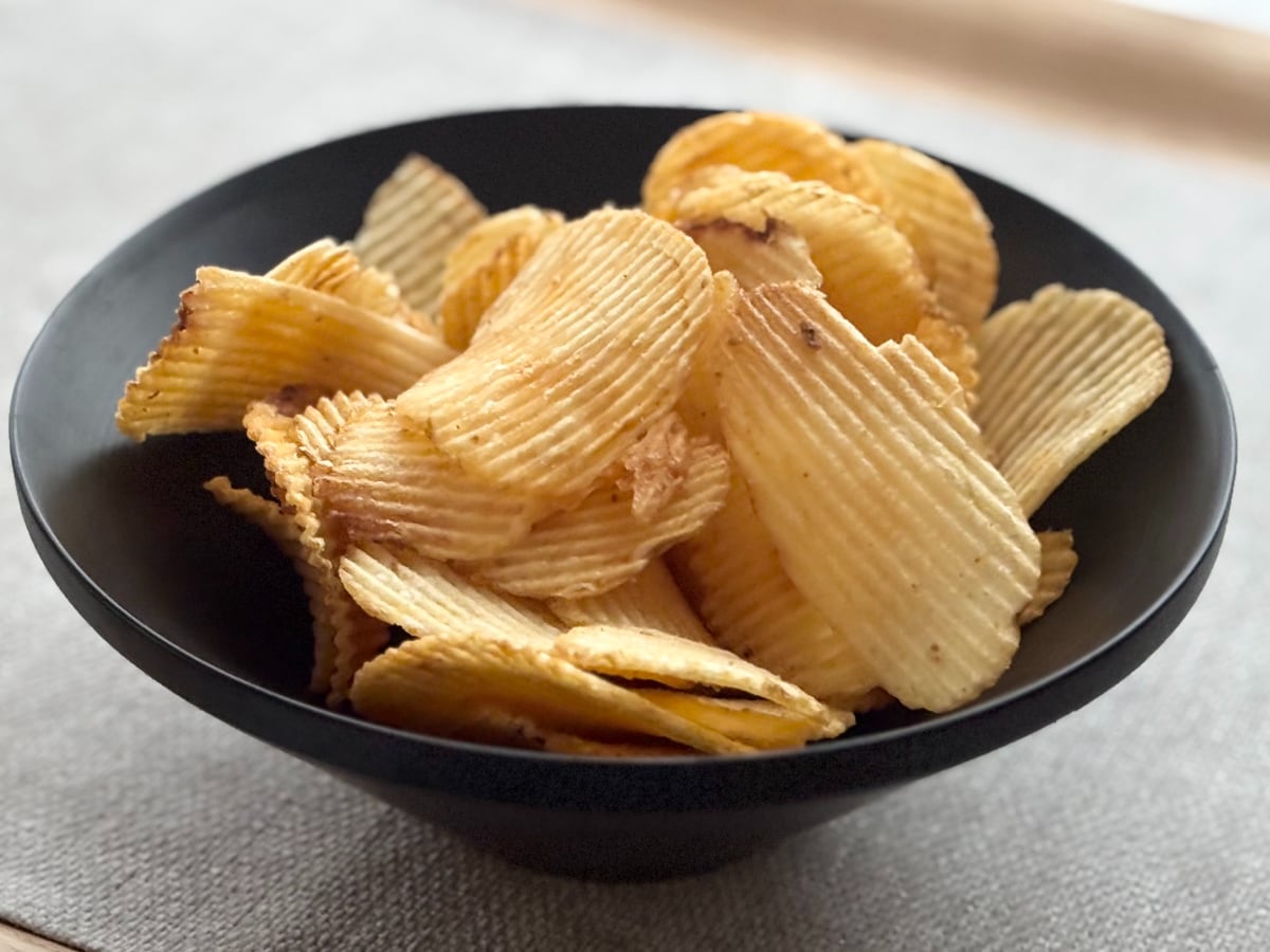 ザクザクっとしててほんのり辛い【ファミマ】のポテチはハマるおいしさ