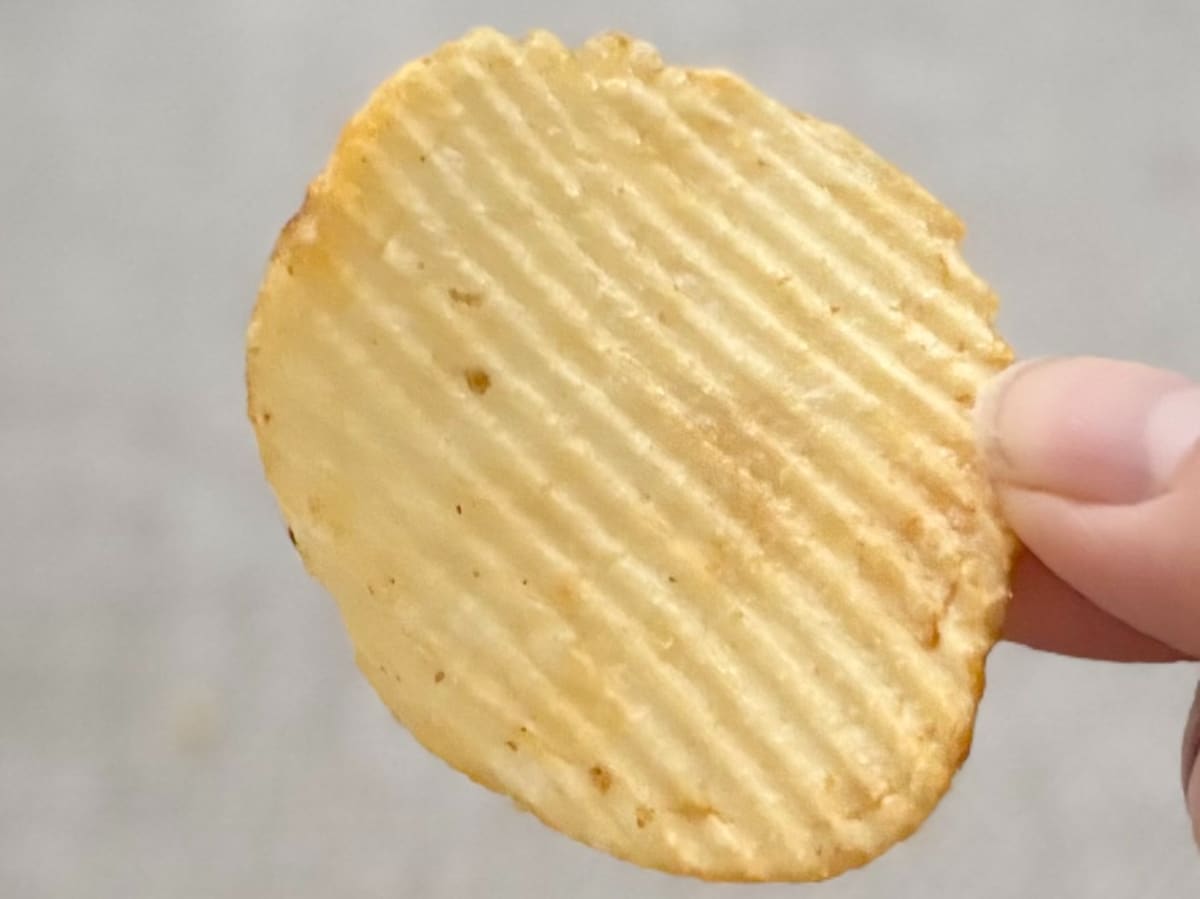 ザクザクっとしててほんのり辛い【ファミマ】のポテチはハマるおいしさ