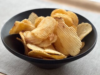 ザクザクっとしててほんのり辛い【ファミマ】のポテチはハマるおいしさ