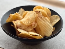 ザクザクっとしててほんのり辛い【ファミマ】のポテチはハマるおいしさ