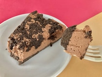 「また食べたい！」「美味しすぎる！」【セブン】濃厚なチョコの味わいがたまらないワンハンドケーキ