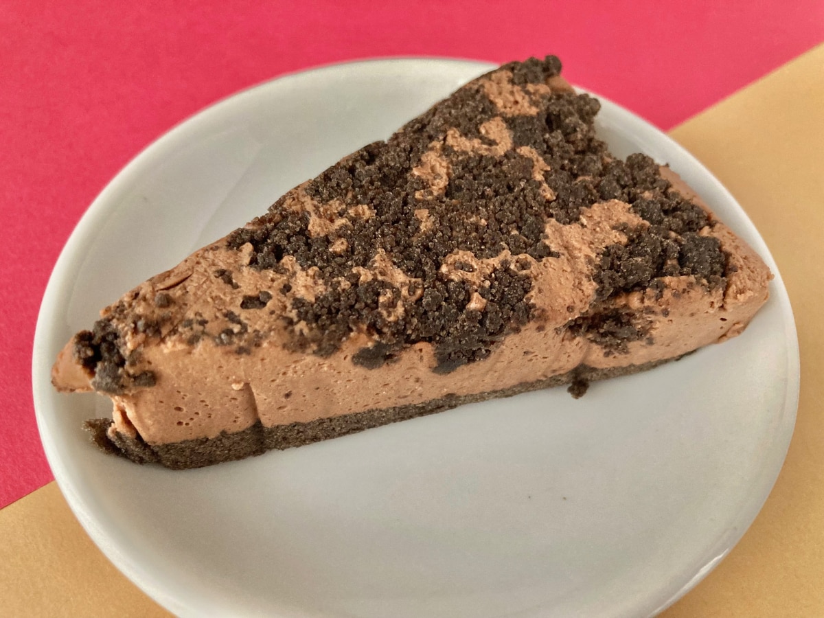 「また食べたい!」「美味しすぎる!」【セブン】濃厚なチョコの味わいがたまらないワンハンドケーキ