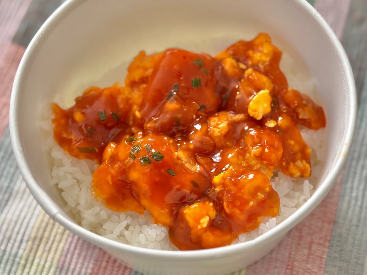 濃いめ＆辛めの味が白米に合う！【ファミマ】に大きめ海老の贅沢丼が登場