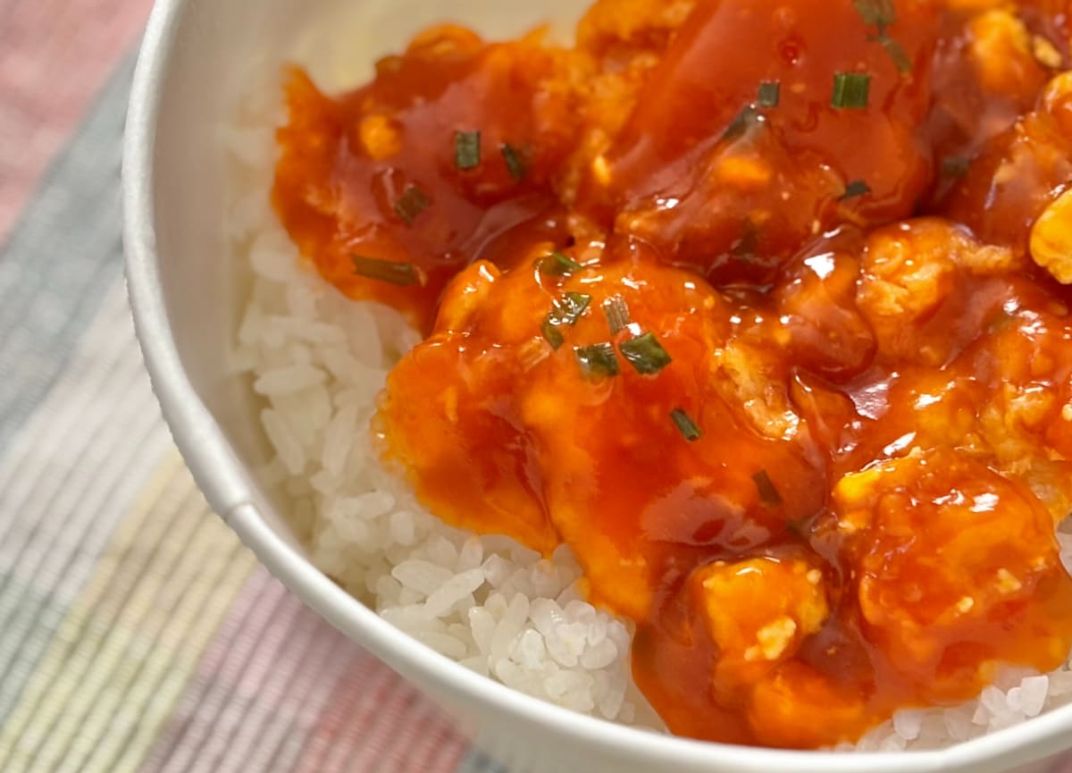 濃いめ＆辛めの味が白米に合う！【ファミマ】に大きめ海老の贅沢丼が登場