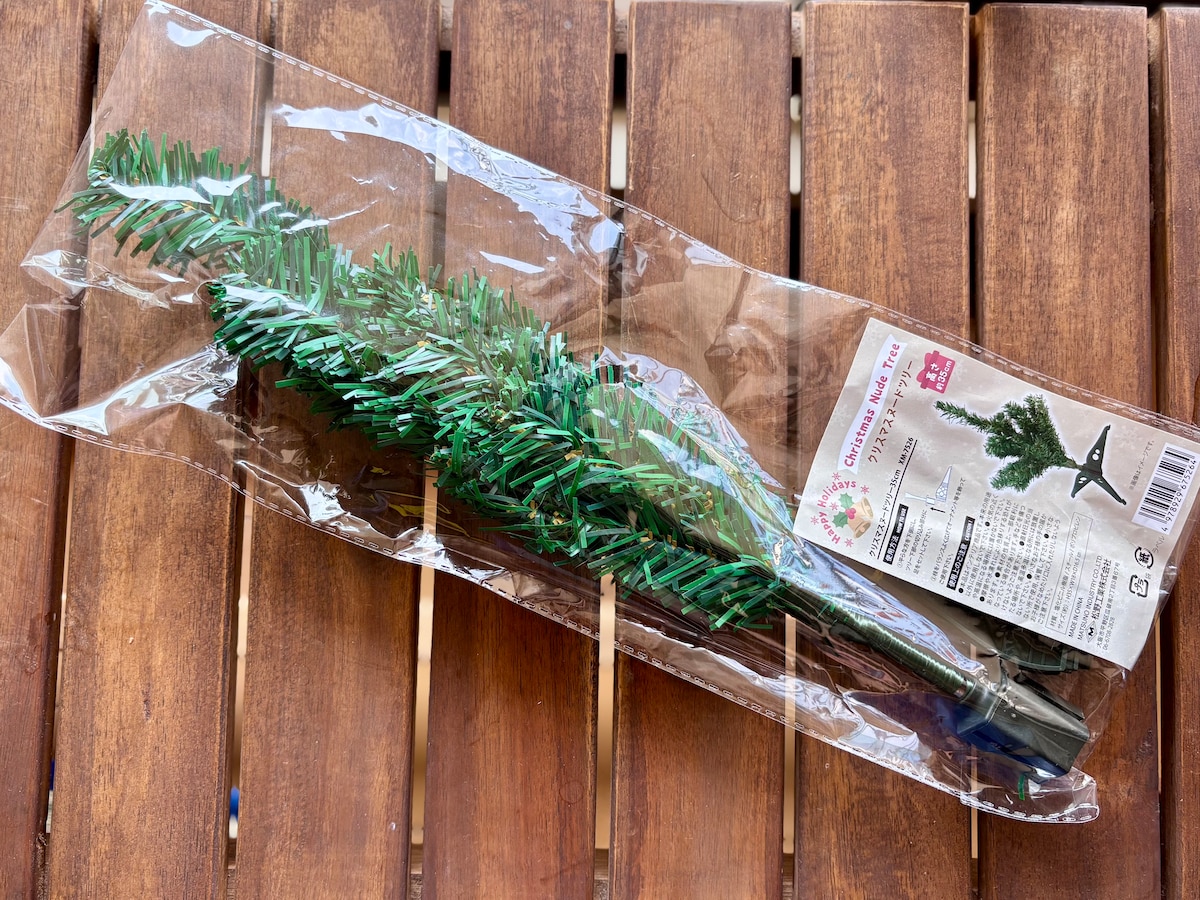 【2025】100均のクリスマスグッズが可愛すぎて大優勝♡手作りリースの作り方も紹介