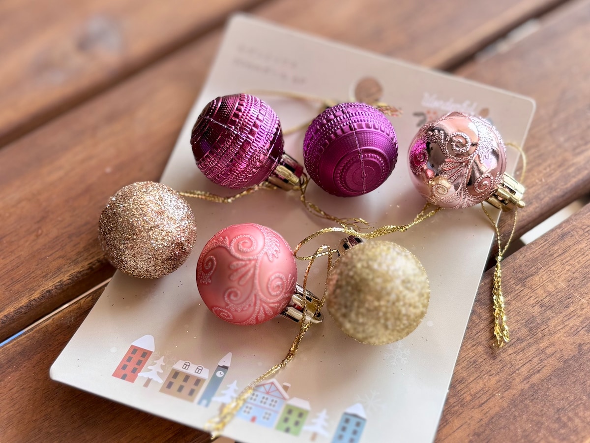 【2025】100均のクリスマスグッズが可愛すぎて大優勝♡手作りリースの作り方も紹介