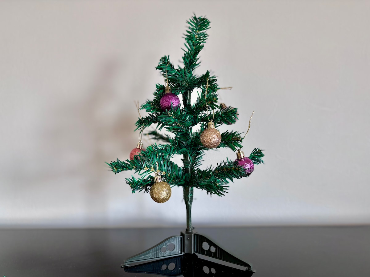 【2025】100均のクリスマスグッズが可愛すぎて大優勝♡手作りリースの作り方も紹介