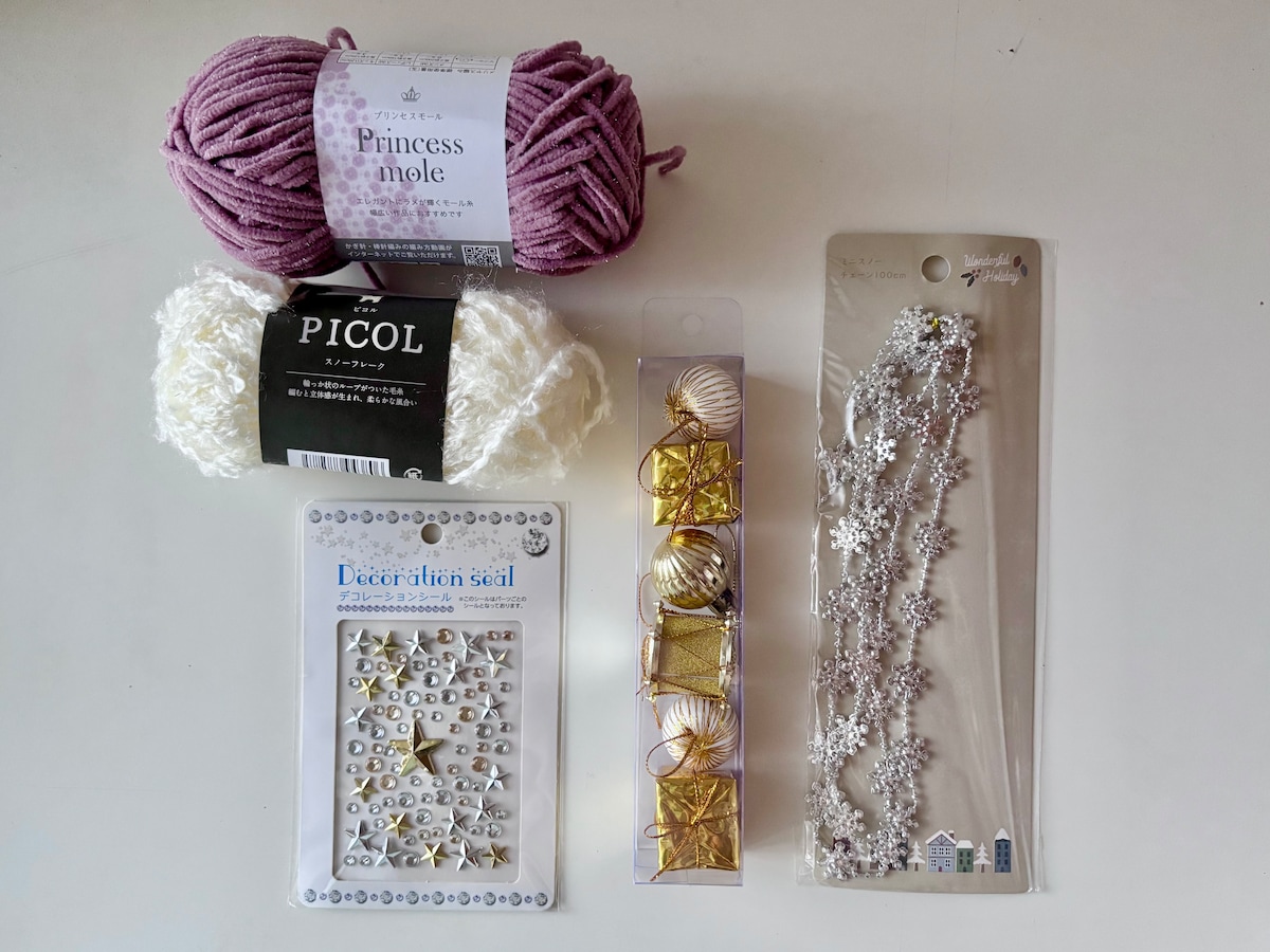 【2025】100均のクリスマスグッズが可愛すぎて大優勝♡手作りリースの作り方も紹介