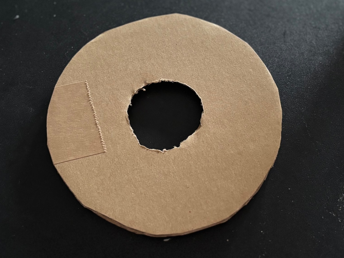 【2025】100均のクリスマスグッズが可愛すぎて大優勝♡手作りリースの作り方も紹介