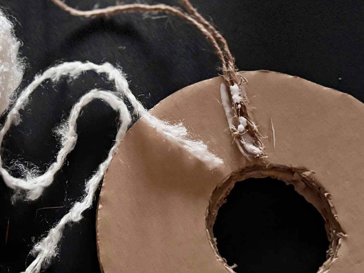 【2025】100均のクリスマスグッズが可愛すぎて大優勝♡手作りリースの作り方も紹介