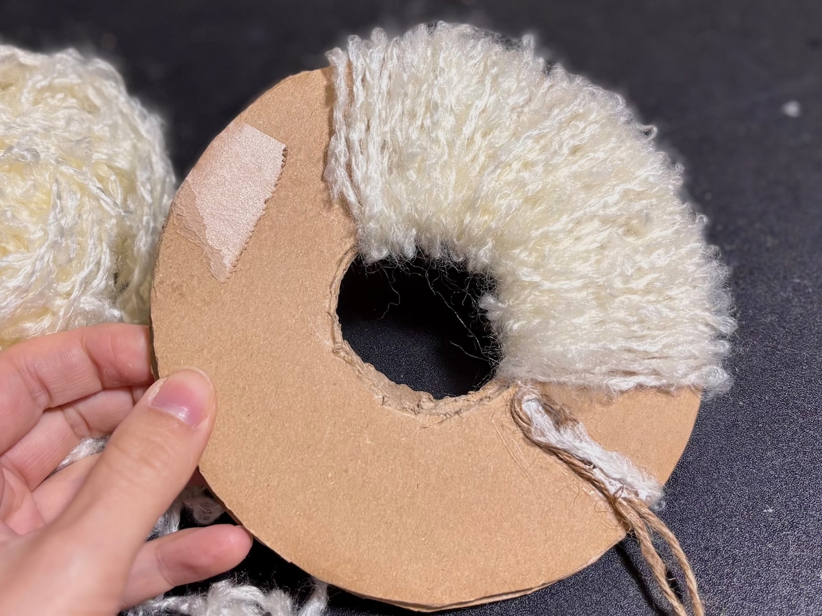 【2025】100均のクリスマスグッズが可愛すぎて大優勝♡手作りリースの作り方も紹介