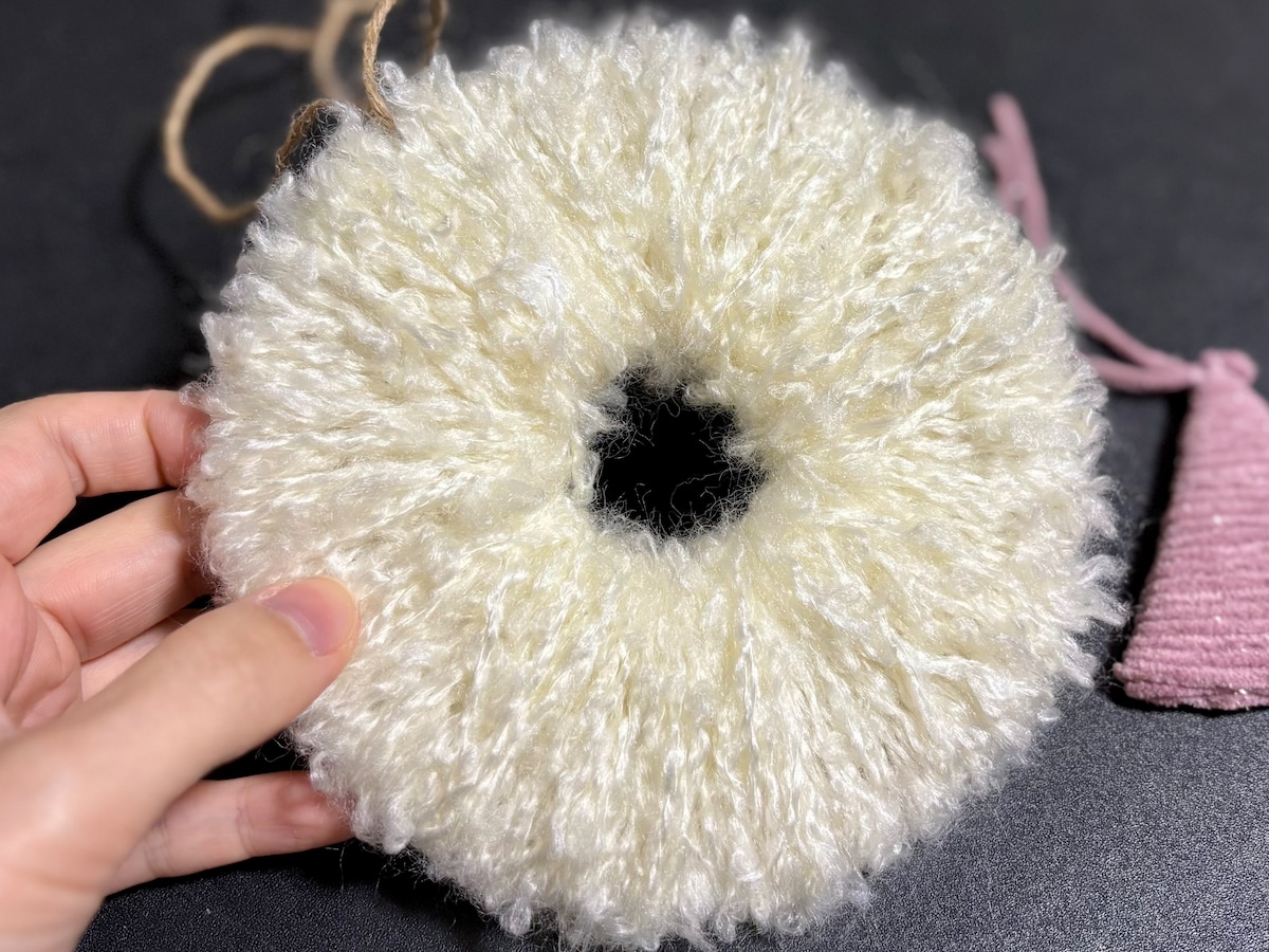 【2025】100均のクリスマスグッズが可愛すぎて大優勝♡手作りリースの作り方も紹介