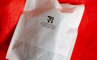 “黒”の衝撃。インパクトありすぎだけど美味な【セブン】ホットスナック