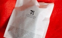 “黒”の衝撃。インパクトありすぎだけど美味な【セブン】ホットスナック