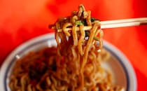 “臭い”けど激うま！『すず鬼』監修のファミマ『冷凍麺』