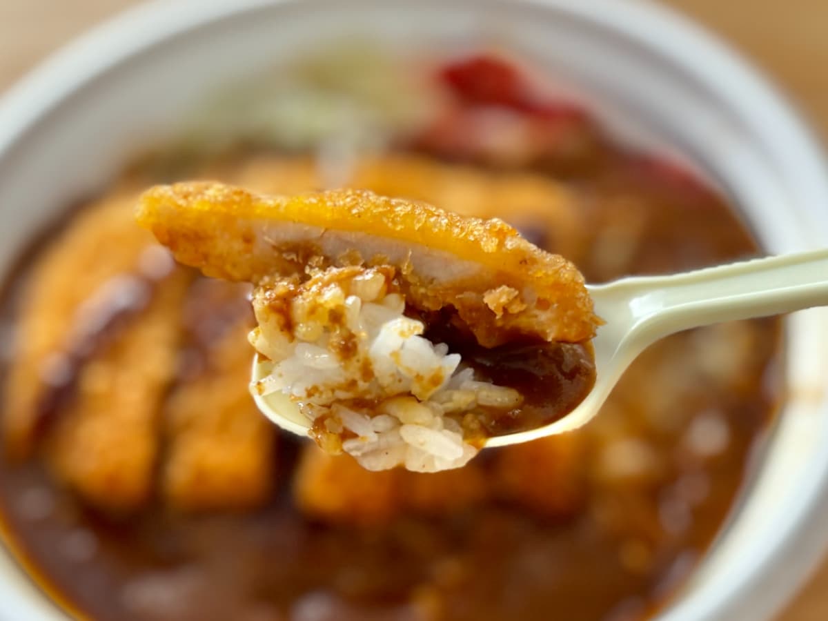 ロースカツがど~んと!!【ファミマ】地方発祥の有名カレーが登場中