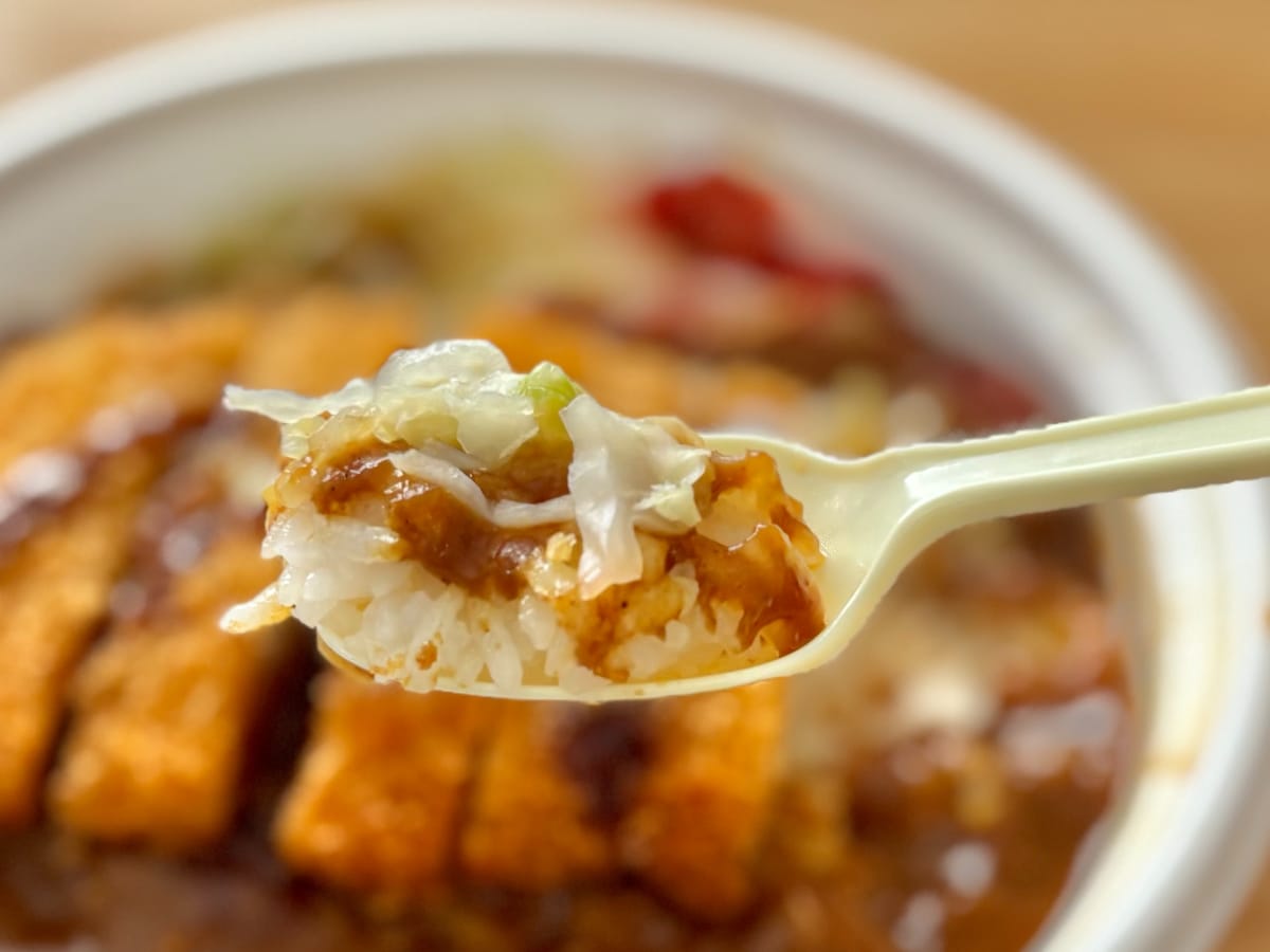 ロースカツがど~んと!!【ファミマ】地方発祥の有名カレーが登場中