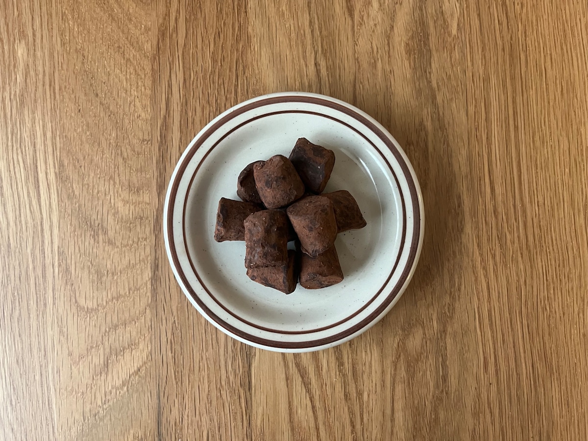 「このパチパチがクセになる!」【無印良品】カカオトリュフ フィジーキャンディを実食レビュー