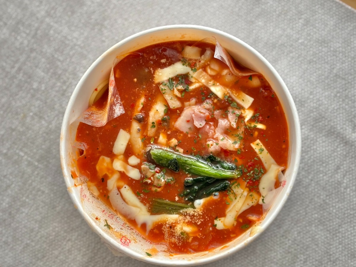 濃いめのトマト味が美味【ファミマ】の新作パスタは食べ応えもばっちり