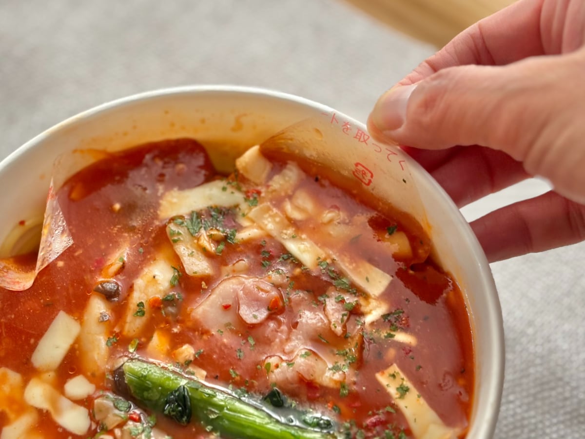 濃いめのトマト味が美味【ファミマ】の新作パスタは食べ応えもばっちり