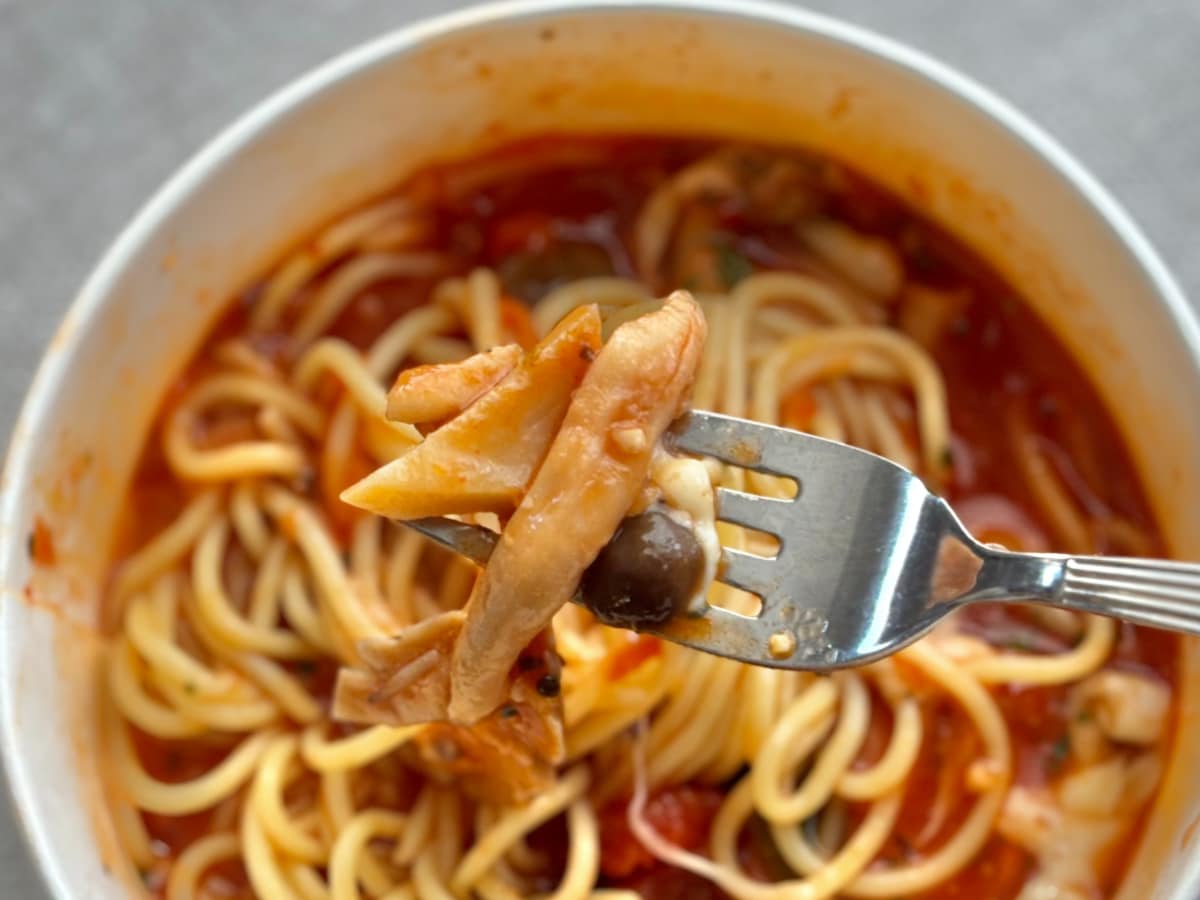 濃いめのトマト味が美味【ファミマ】の新作パスタは食べ応えもばっちり