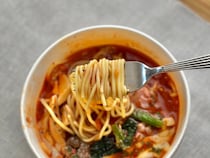 濃いめのトマト味が美味【ファミマ】の新作パスタは食べ応えもばっちり