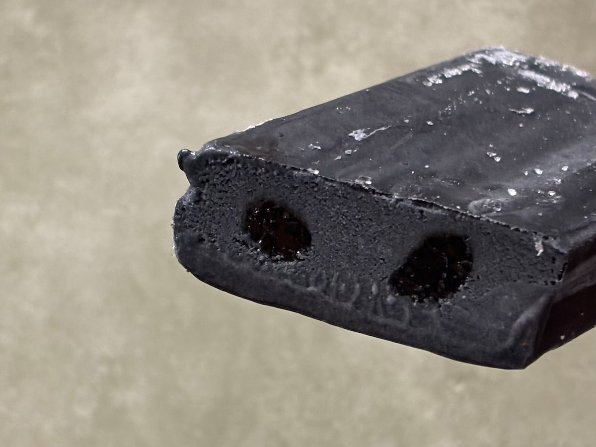 見た目は『炭』っぽいけど……【ローソン】「脳バグる」アイスを実食