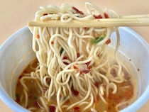 辛すぎなくて食べやすい！飲み干したくなるスープ！【マルちゃん】ピリ辛で美味しい辛赤豚骨