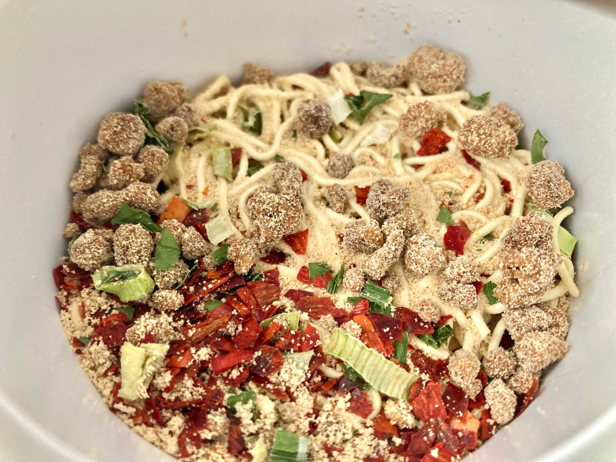 辛すぎなくて食べやすい!飲み干したくなるスープ!【マルちゃん】ピリ辛で美味しい辛赤豚骨