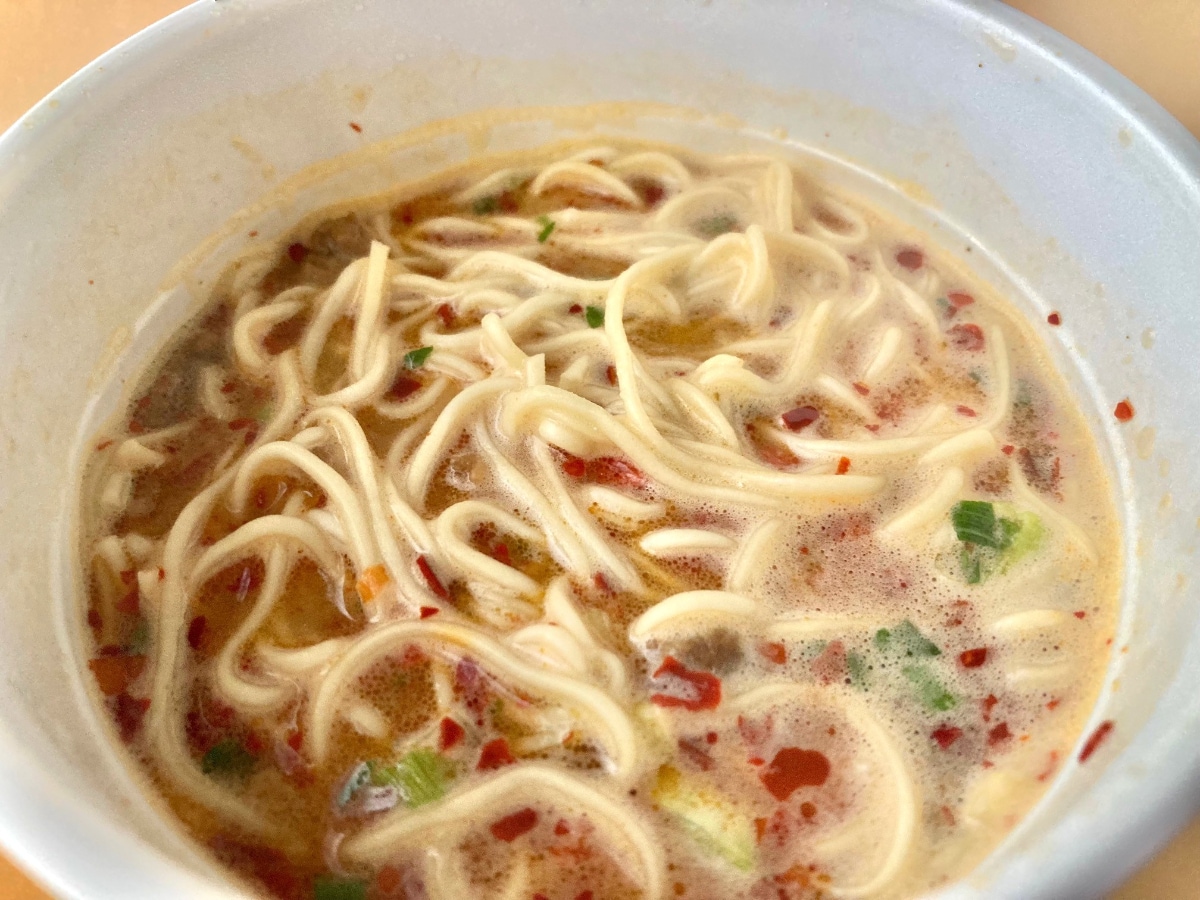 辛すぎなくて食べやすい!飲み干したくなるスープ!【マルちゃん】ピリ辛で美味しい辛赤豚骨