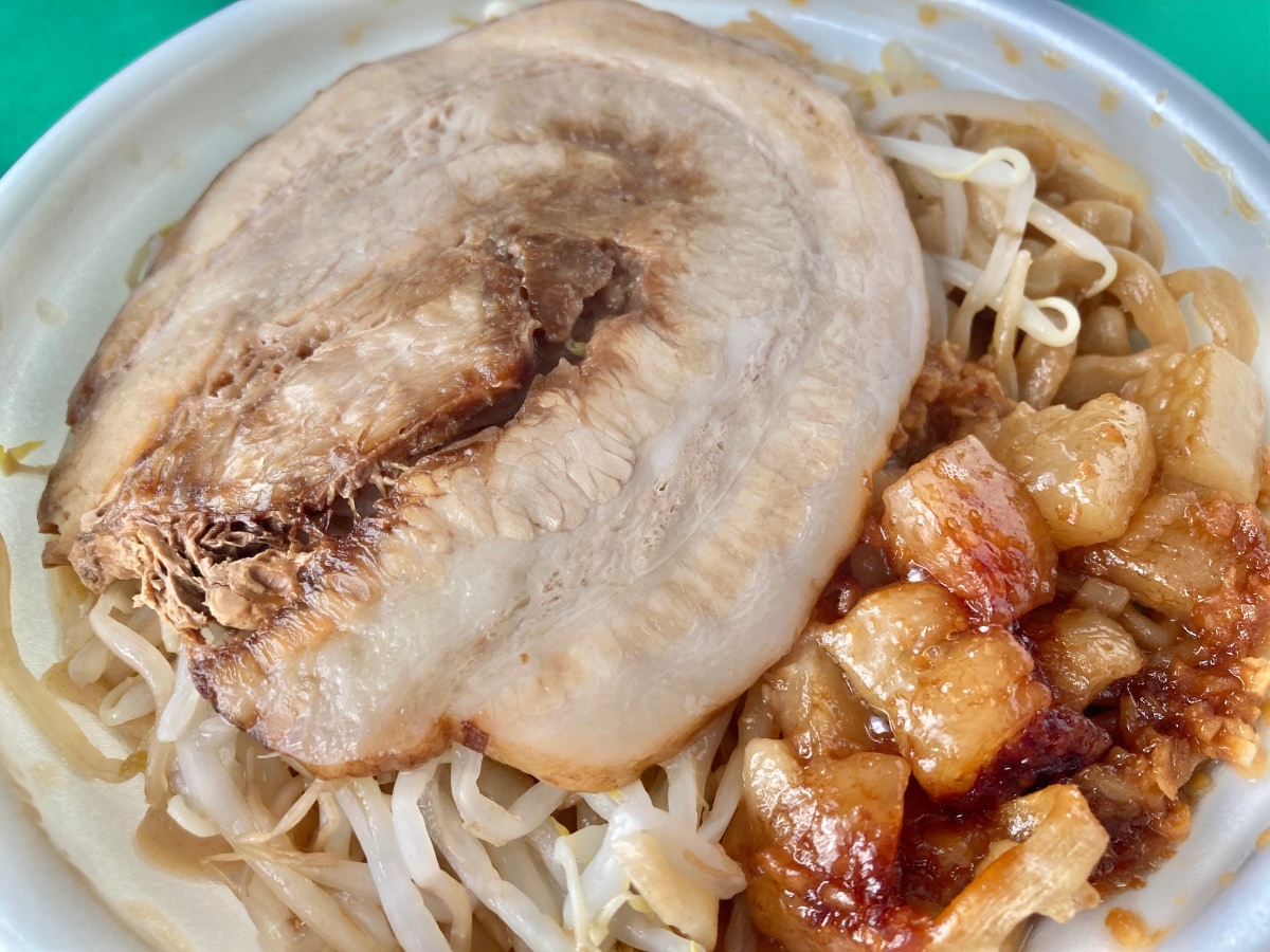 1食当たり1028kcal!やっぱりウマい!【セブン】名店監修の背徳感マシマシラーメン