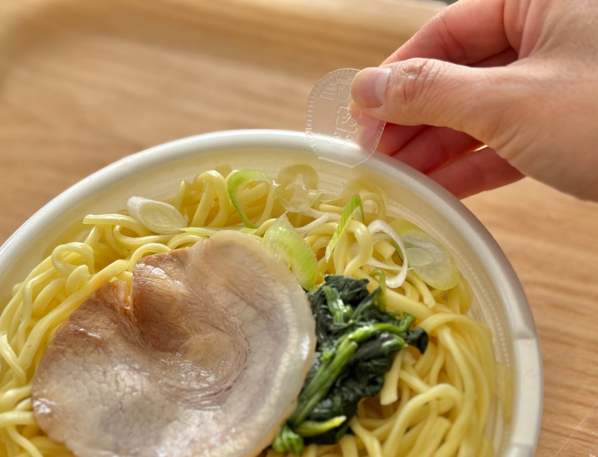 「レベチに美味い」「濃厚スープ」【セブン】人気店監修のチルド麺って?