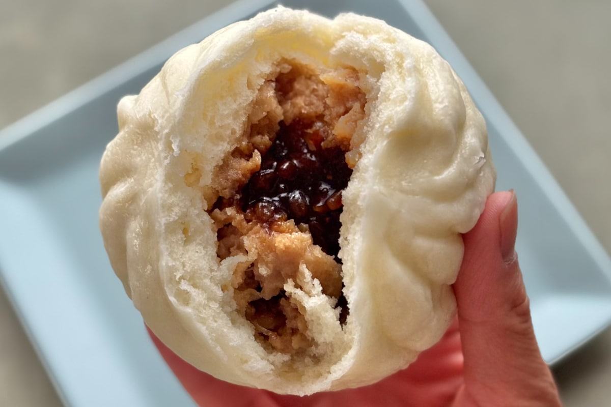 甘辛な濃厚ソースがうまぁ！【ファミマ】の限定中華まんは食べて損なし