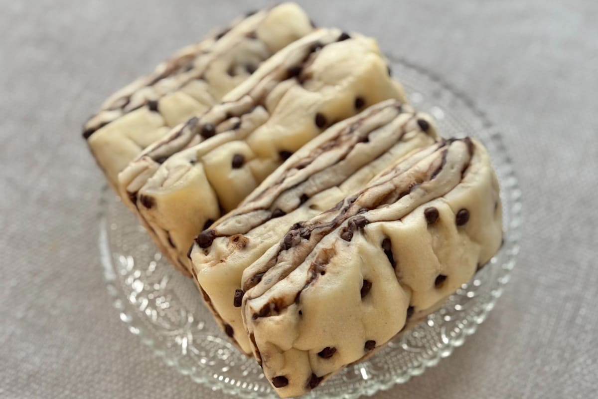 人気商品が4個入りに!?【ファミマ】もちっと食感のチョコパンを実食