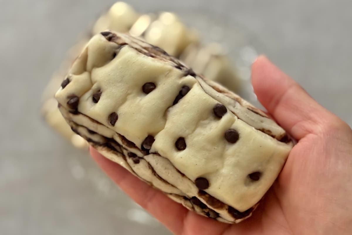 人気商品が4個入りに!?【ファミマ】もちっと食感のチョコパンを実食