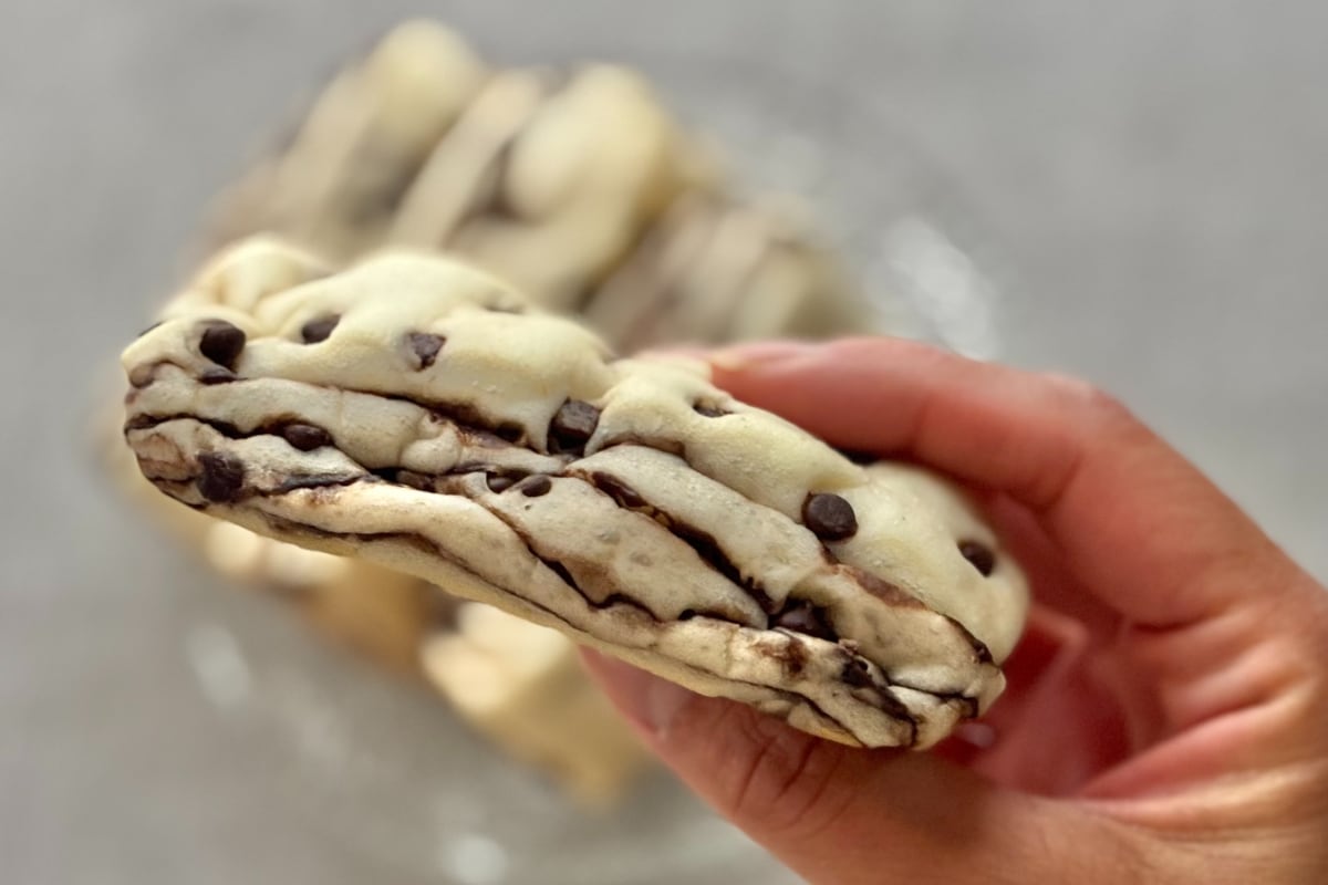 人気商品が4個入りに!?【ファミマ】もちっと食感のチョコパンを実食