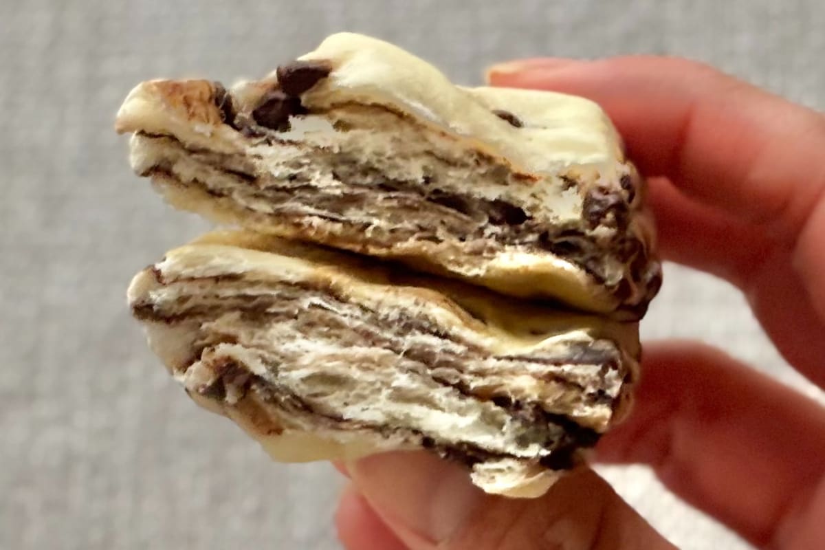 人気商品が4個入りに!?【ファミマ】もちっと食感のチョコパンを実食