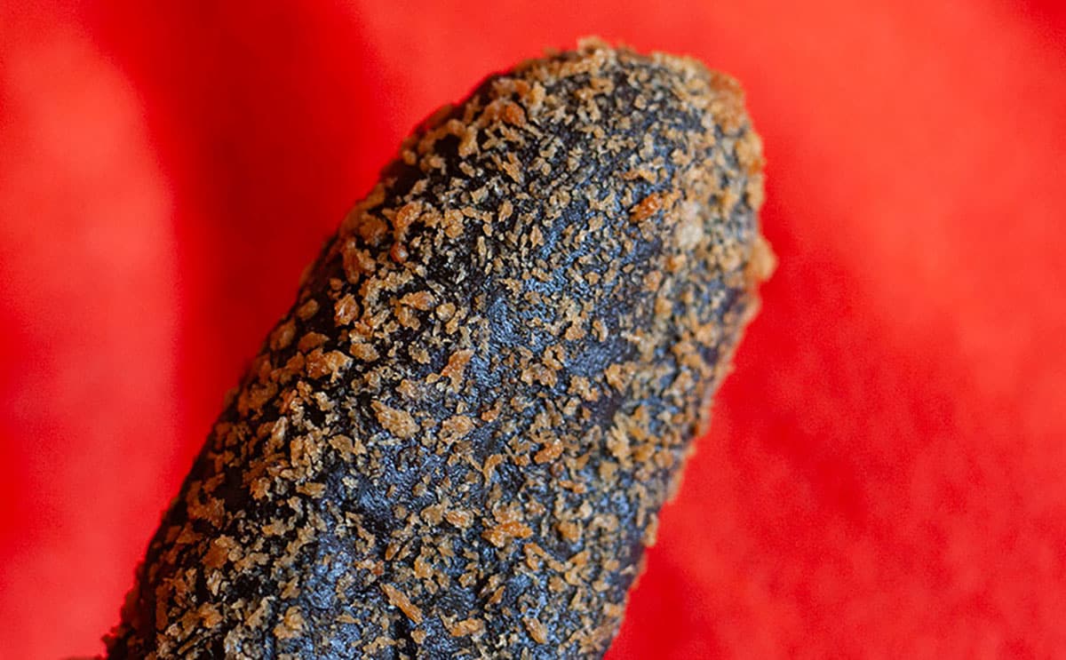 【セブン】で見つけた“黒棒”を食べてみたら子どもにおすすめのやつだった