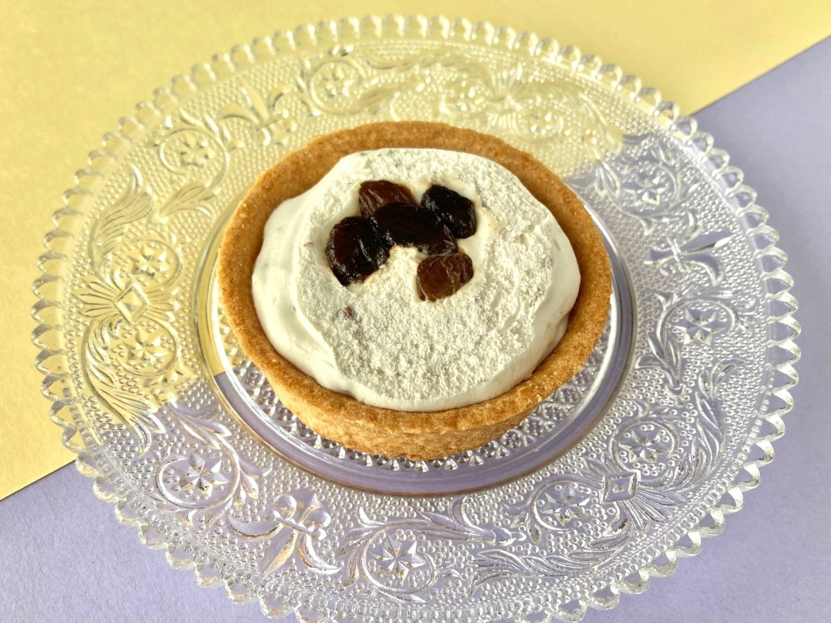 「リピ確定!」「大満足!」【ファミマ】ラムレーズンもクリームもめちゃウマなタルト