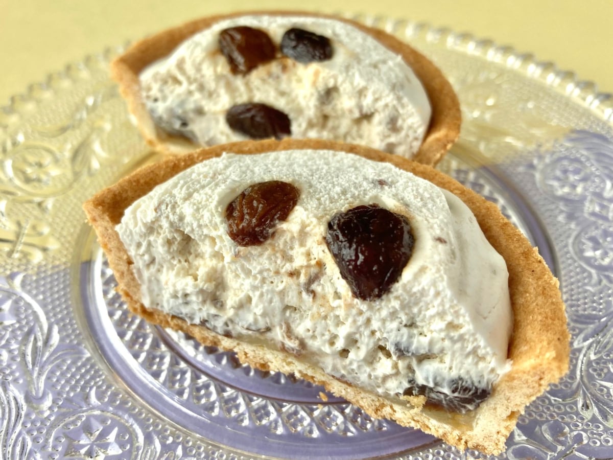 「リピ確定!」「大満足!」【ファミマ】ラムレーズンもクリームもめちゃウマなタルト