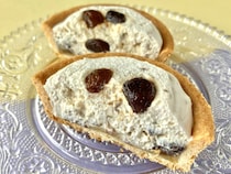 「リピ確定！」「大満足！」【ファミマ】ラムレーズンもクリームもめちゃウマなタルト