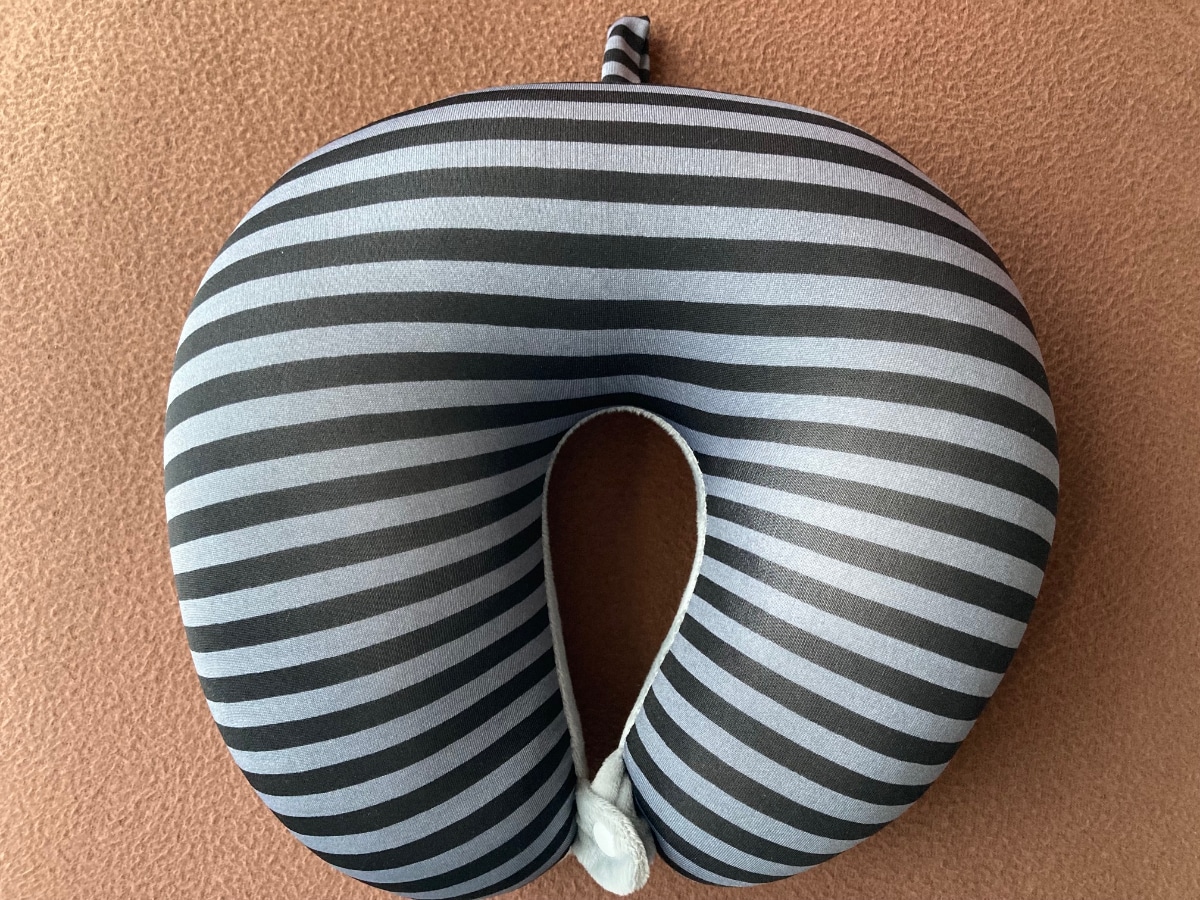 飛行機や夜行バスで活躍!100均のネックピロー|空気を入れるタイプも紹介