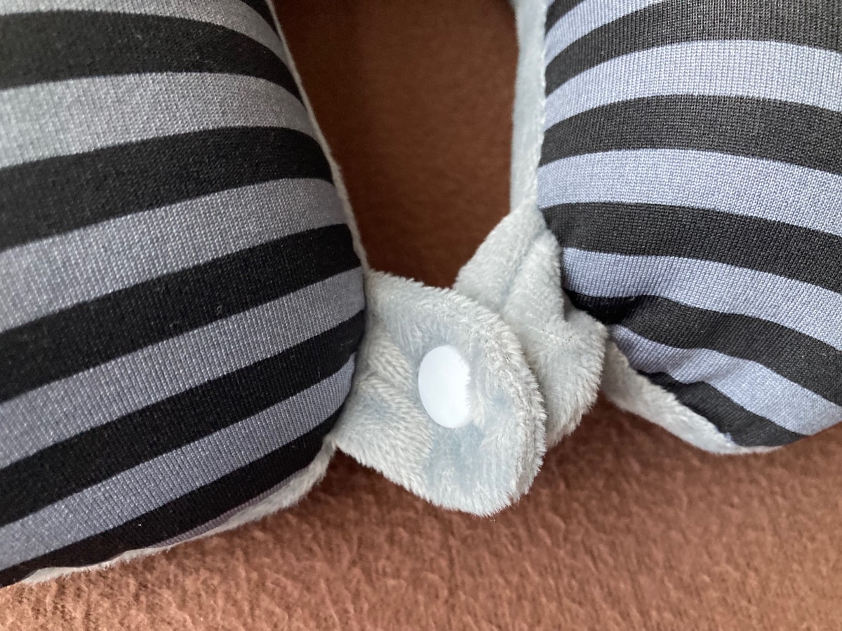 飛行機や夜行バスで活躍!100均のネックピロー|空気を入れるタイプも紹介