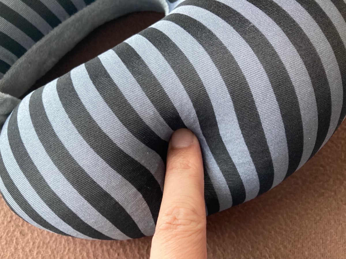 飛行機や夜行バスで活躍!100均のネックピロー|空気を入れるタイプも紹介